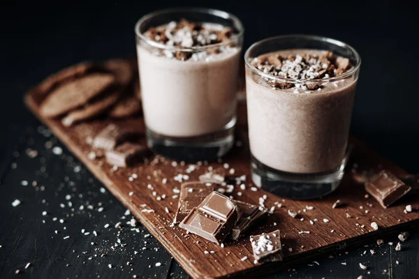 Fincan sıcak çikolata ve Çikolata parçalı kurabiye. Tatlı çikolata tatlı