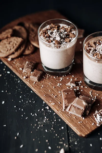 ホット ・ チョコレートとチョコレート チップ クッキーとカップ。甘いチョコレートのデザート — ストック写真
