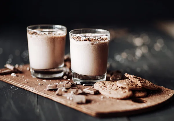 Cup with hot chocolate and chocolate chip cookies. Sweet chocolate dessert — Stock Photo, Image