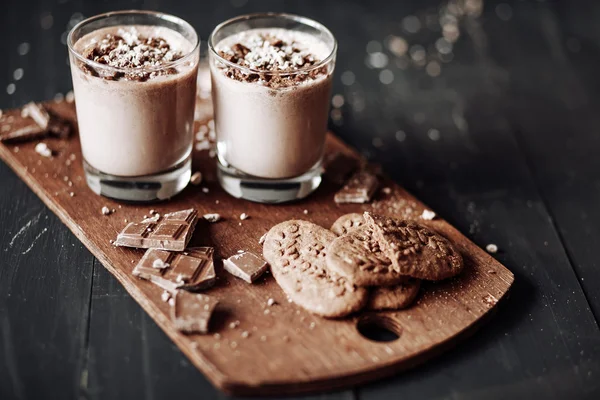 Cup with hot chocolate and chocolate chip cookies. Sweet chocolate dessert — Stock Photo, Image