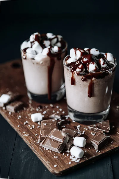 Homemade Hot Chocolate. A cup with hot chocolate, marshmallows and bar chocolate. — Stock Photo, Image