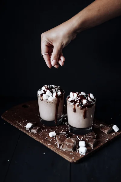 Homemade Hot Chocolate. A cup with hot chocolate, marshmallows and bar chocolate. — Stock Photo, Image