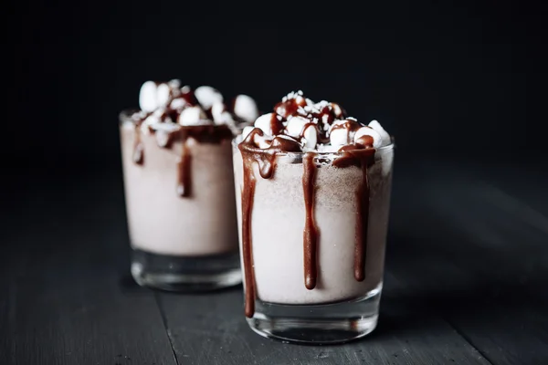 Homemade Hot Chocolate. A cup with hot chocolate, marshmallows and bar chocolate. — Stock Photo, Image