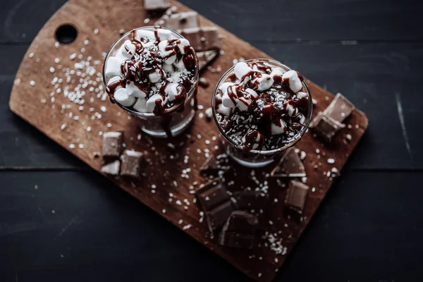 Házi forró csokoládé. Egy csésze, forró csokoládé, marshmallows és bár csokoládé. — Stock Fotó
