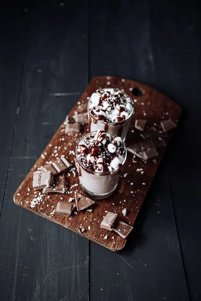 Homemade Hot Chocolate. A cup with hot chocolate, marshmallows and bar chocolate. — Stock Photo, Image