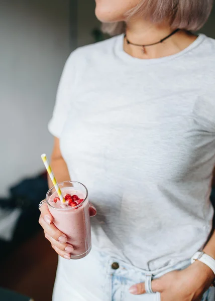 Uma menina segura um smoothie de baga — Fotografia de Stock