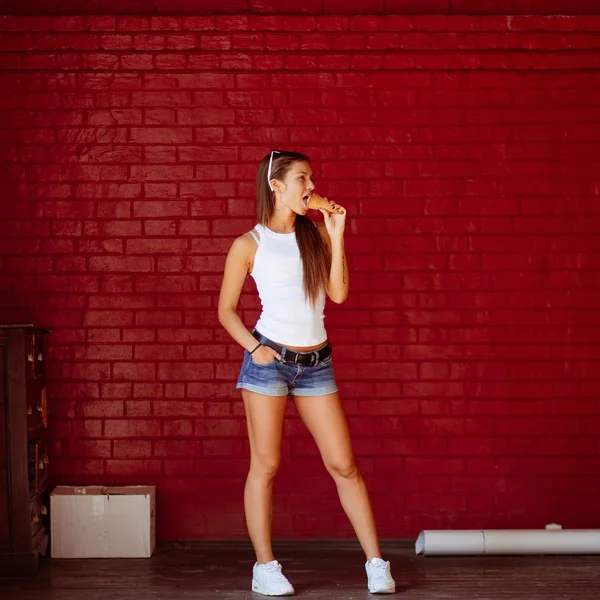 Fiatal szexi lány eszik fagylaltot, nyári melegben. Jó szórakozást és jó hangulat — Stock Fotó