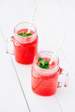 Ahşap arka plan üzerinde sağlıklı karpuz güler yüzlü. Taze karıştırılmış karpuz Smoothies.