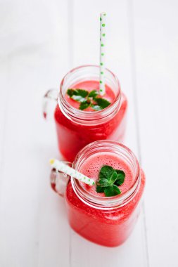 Ahşap arka plan üzerinde sağlıklı karpuz güler yüzlü. Taze karıştırılmış karpuz Smoothies.