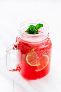 Ahşap arka plan üzerinde sağlıklı karpuz güler yüzlü. Taze karıştırılmış karpuz Smoothies.
