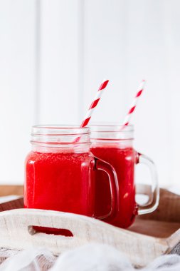 Ahşap arka plan üzerinde sağlıklı karpuz güler yüzlü. Taze karıştırılmış karpuz Smoothies.