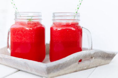 Ahşap arka plan üzerinde sağlıklı karpuz güler yüzlü. Taze karıştırılmış karpuz Smoothies.