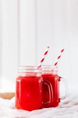 Ahşap arka plan üzerinde sağlıklı karpuz güler yüzlü. Taze karıştırılmış karpuz Smoothies.