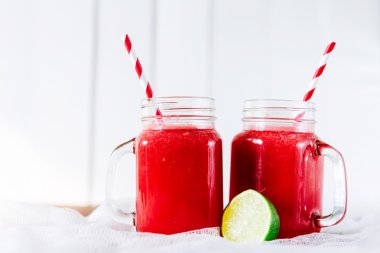 Ahşap arka plan üzerinde sağlıklı karpuz güler yüzlü. Taze karıştırılmış karpuz Smoothies.