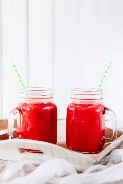 Gesunder Wassermelonen-Smoothie auf Holz-Hintergrund. frisch gebackene Wassermelonen-Smoothies. — Stockfoto