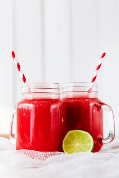 Smoothie de melancia saudável em um fundo de madeira. Smoothies de melancia recém-misturados . — Fotografia de Stock