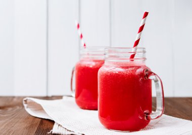 Ahşap arka plan üzerinde sağlıklı karpuz güler yüzlü. Taze karıştırılmış karpuz Smoothies.