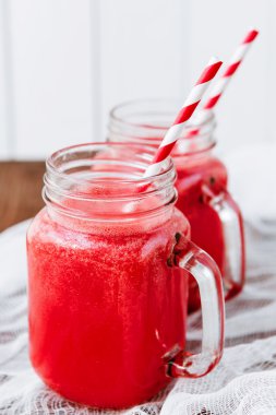 Ahşap arka plan üzerinde sağlıklı karpuz güler yüzlü. Taze karıştırılmış karpuz Smoothies.