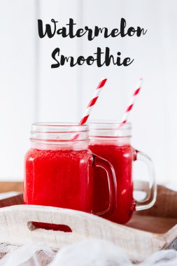 Ahşap arka plan üzerinde sağlıklı karpuz güler yüzlü. Taze karıştırılmış karpuz Smoothies.