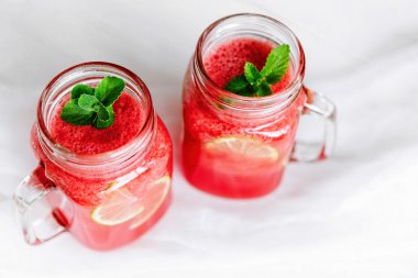Ahşap arka plan üzerinde sağlıklı karpuz güler yüzlü. Taze karıştırılmış karpuz Smoothies.