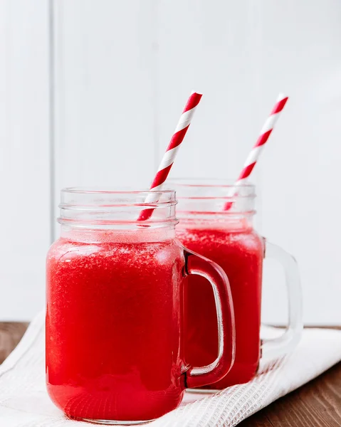 Batido de sandía saludable sobre un fondo de madera. Batidos de sandía recién mezclados . —  Fotos de Stock