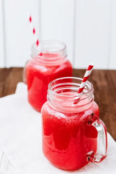 Batido de sandía saludable sobre un fondo de madera. Batidos de sandía recién mezclados . —  Fotos de Stock