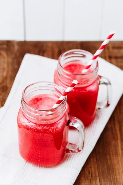 Batido de sandía saludable sobre un fondo de madera. Batidos de sandía recién mezclados . —  Fotos de Stock