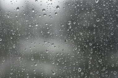 Bardağa su damlatıyor. 