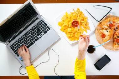 Bilgisayarda çalışan kadın. 