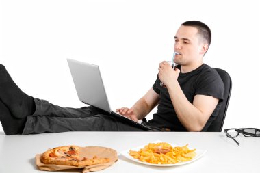 Bilgisayarda çalışan adam. 