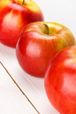 Beyaz ahşap bir masa üzerinde taze elma