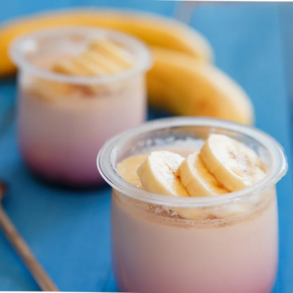 Iogurte com banana em vidro — Fotografia de Stock
