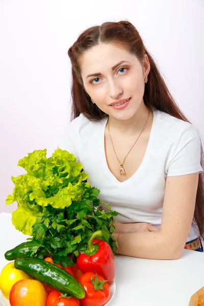 Kadın sebze ile mutfakta — Stok fotoğraf