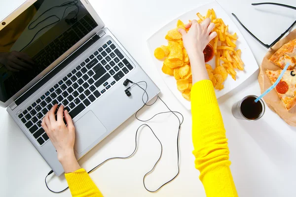 Vrouw die aan de computer werkt — Stockfoto