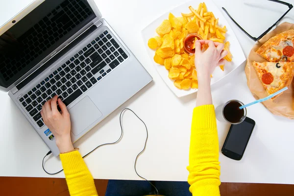 Vrouw die aan de computer werkt — Stockfoto