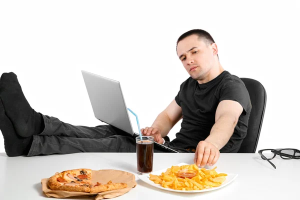 Man die aan de computer werkt — Stockfoto