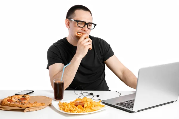 Man die aan de computer werkt — Stockfoto