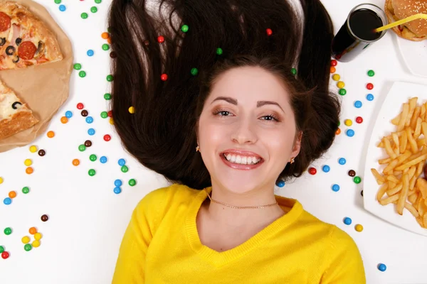 Woman with unhealthy food — Stock Photo, Image