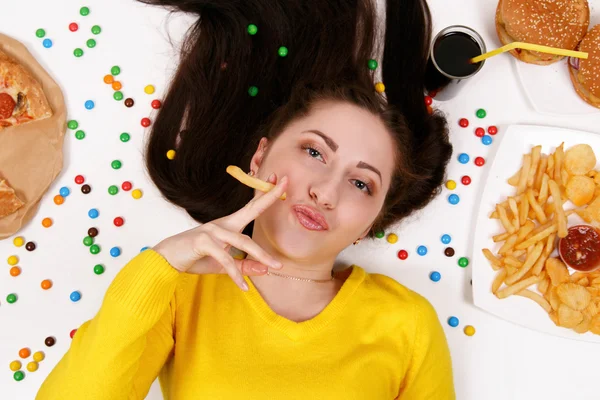 Woman with unhealthy food — Stock Photo, Image