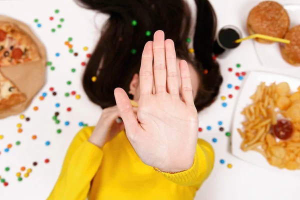 Mulher com alimentos pouco saudáveis — Fotografia de Stock