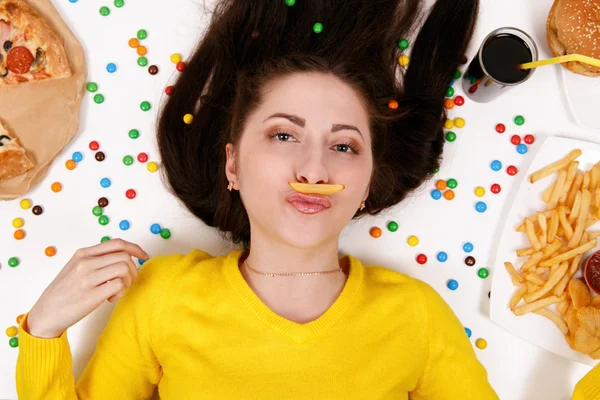 Frau mit ungesundem Essen — Stockfoto