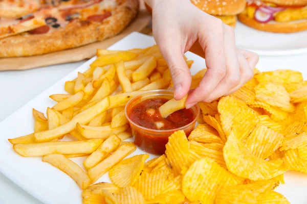 Frau isst Fast Food. — Stockfoto