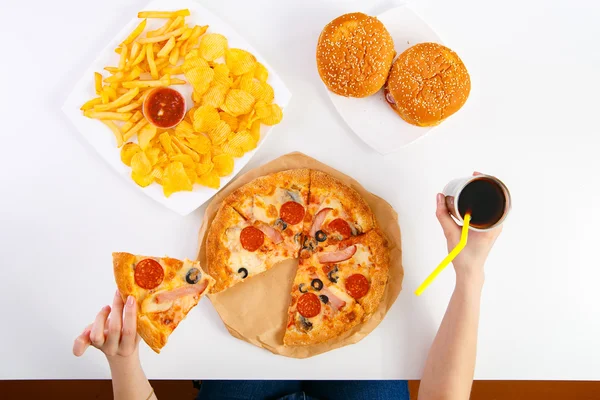 Mãos que seguram hambúrguer ou cheeseburger — Fotografia de Stock