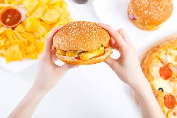 Handen met hamburger of cheeseburger — Stockfoto