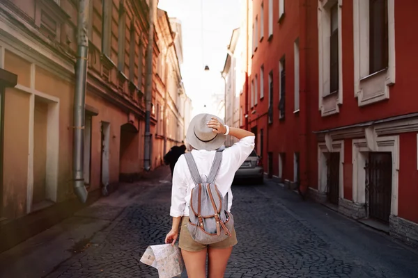 Fiatal szép csípő vidám lány pózol az utcán a napsütéses nap, birtoklás móka egyedül, elegáns vintage ruhát hat. Utazási koncepció — Stock Fotó