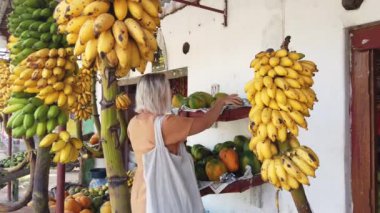 Kadın Taze Papaya 'yı Tropikal Yerel Pazardan Aldı