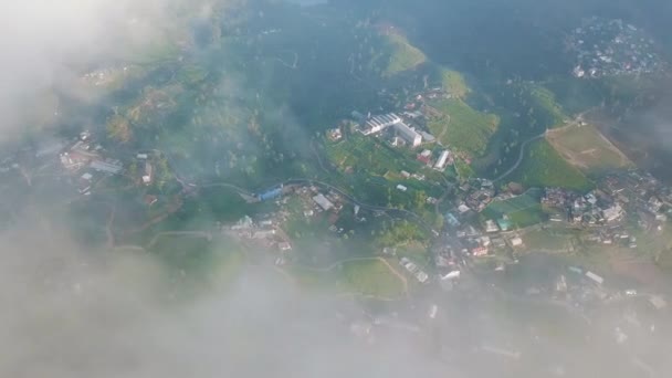 Dağların tepesinde bulutlar arasında uçuyor — Stok video