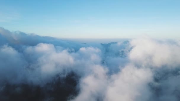 Volando a través de las nubes por encima de las cimas — Vídeos de Stock