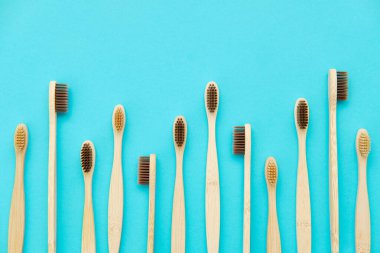 Ahşap diş fırçası mavi arkaplanda izole edildi Kopyalama Boşluğu