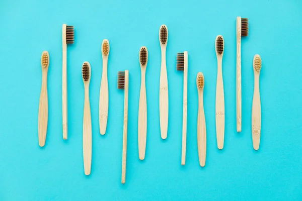 Spazzolino da denti in legno isolato su sfondo blu Copia spazio — Foto Stock